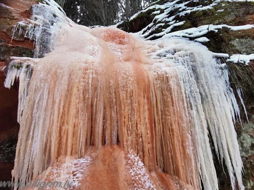 Очень выразительное фото Красного ледопада, или Яняварту